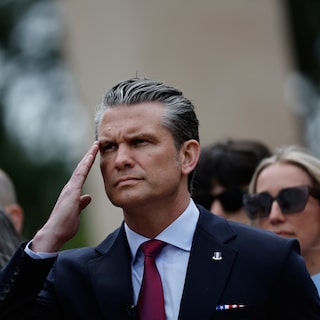 Hegseth haalt op D-Day-herdenking zwaar uit naar Europese landen en waarschuwt voor invasie van gevaarlijke ideologieën via zee