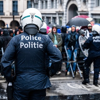 Uitschelden, extreemrechtse sticker, hardhandig op