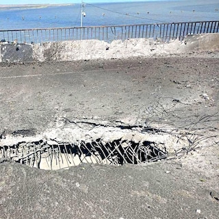 Belangrijke brug bij de Krim beschadigd door Oekra