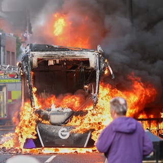 Voertuigen in brand gestoken bij protest na ‘huive