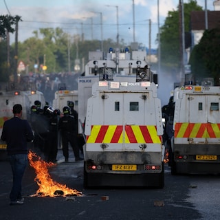 Voor de tweede dag op rij onlusten in Noord-Ierland: relschoppers proberen zich naar een migrantenhotel te verplaatsen