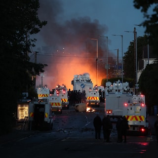 Politie zet waterkanon in tegen protest in Belfast