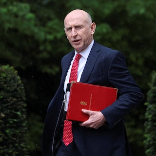 Britse defensieminister stapt op omdat zijn departement te w