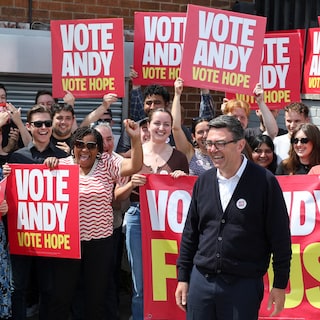 Labour-kopstuk Andy Burnham wint lokale verkiezingen en kan Britse premier Starmer uitdagen
