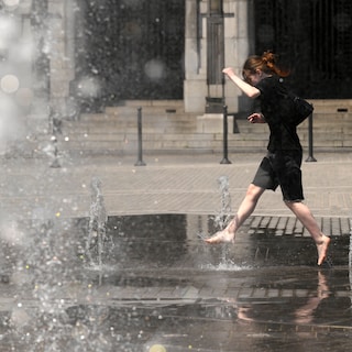 Live - Dagrecord van 1976 sneuvelt: 34,2 graden gemeten in Ukkel • Nederland kondigt voor eerste keer ooit code rood af om hitte