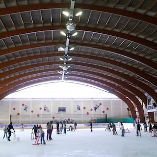 Schaatsbaan in Liedekerke uitzonderlijk open als verkoeling tegen de hitte: De klaslokalen zijn eigenlijk niet meer te doen