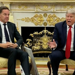 ▶ Dan toch niet zon bromance: Donald Trump gaat de mist in met complimenten voor ongetrouwde Mark Rutte en diens prachtige echtgenote