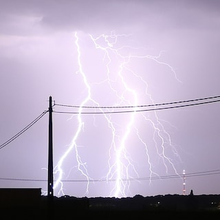 Live - Verschillende incidenten op wegen door fel onweer • 24 kinderen geëvacueerd na blikseminslag op schuur