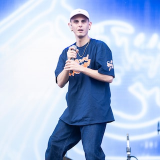 Rock Werchter live - Kneecap start optreden aan Main Stage met duidelijk statement •Landmvrks oversteeg zelden de middelmaat ★★★☆☆