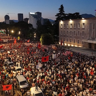 Tienduizenden betogers in Albanië eisen aftreden van premier