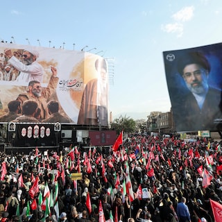 Live - Begrafenisstoet Ali Khamenei van start gegaan in Teheran