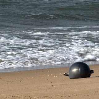 Vreemde metalen bollen spoelen aan op Australisch strand en veroorzaken chaos: Dat zijn ruimteballen