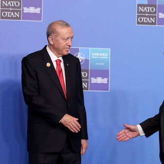 Een verrassend geschenk: De Wever kreeg gegraveerde revolver en zes kogels cadeau van Erdogan na NAVO-top