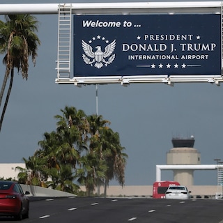 Live - Trump ontslaat leden onafhankelijke kiescommissie op staande voet, toekomst ongewis • Luchthaven in Florida officieel vernoemd naar Donald Trump