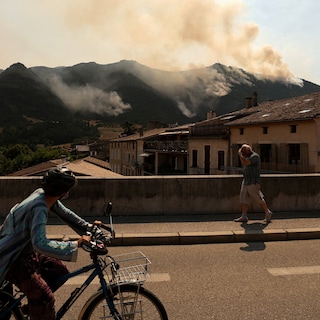 Live - Ruim 200 evacuaties bij Gardameer in Italië vanwege grote bosbrand