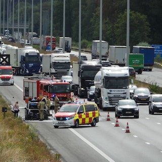 De E40 in Aalst wordt richting Brussel een uur volledig afgesloten om slachtafval op te ruimen na ongeval met een vrachtwagen