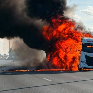 Snelweg opnieuw vrij nadat vrachtwagen volledig uitbrandde op E17