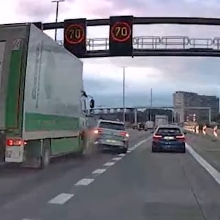 ▶ Hallucinante beelden: roekeloos inhaalmanoeuvre op Antwerpse Ring in Deurne eindigt in ongeval