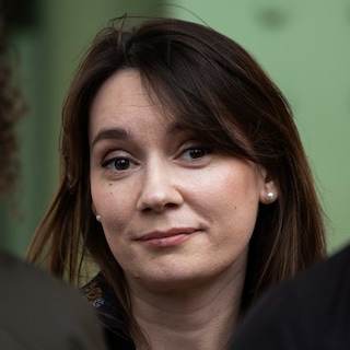 Macron noemde haar al in 2017 een verspreider van leugenachtige propaganda: nu moet Xenia Fedorova Frankrijk verlaten