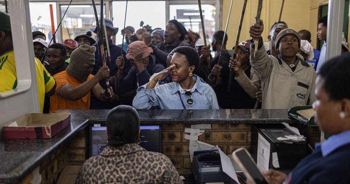 Strenger beleid en gewelddadige protesten tegen arbeidsmigranten in Zuid-Afrika leiden tot massale u