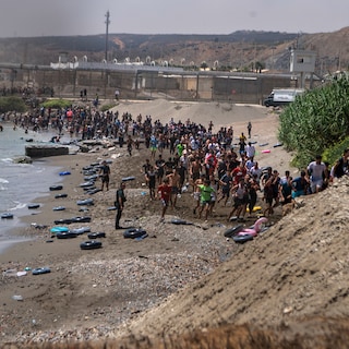 Achttien migranten gestorven bij bestorming Spaanse exclave Ceuta, Madrid stuurt militairen en sluit grens bij andere exclave Melilla