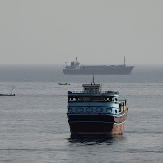 Iran and Oman Reach Shipping Route Agreement in Strait of Hormuz; Gold Prices Surge