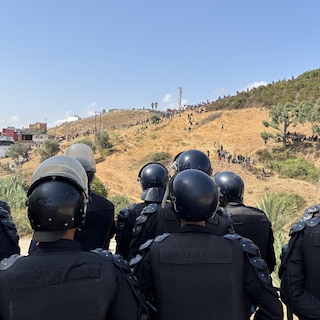 Live - Grenzen rond Spaanse exclave Ceuta streng bewaakt uit vrees voor nieuwe toestroom: al honderden migranten gestopt door Marokkaanse autoriteiten