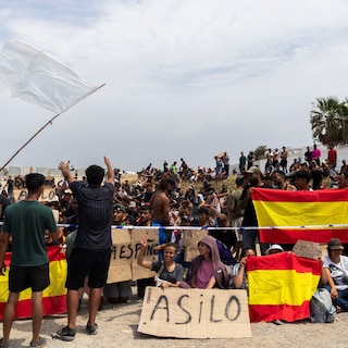 Live - Spanje voorziet 1.500 tijdelijke opvangplekken voor migranten in Ceuta