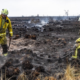Live - ‘We gaan onze doelstelling om de brand te omsingelen vandaag nog bereiken’ • Blustoestellen moeten aan de grond blijven door mistig weer