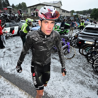 Hagelstenen zo groot als golfballen: Vuelta annuleert derde rit door noodweer