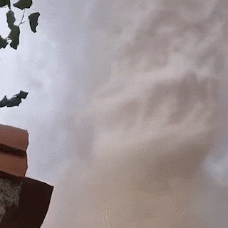 ▶ Tornado raast door de regio rond Franse stad Carcassonne: 41 gewonden, 300 huizen getroffen
