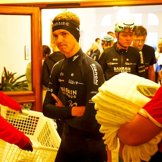 Vuelta-renners en fans bedanken schuilhotel met creatieve Google-recensies: Erg druk met natte fietsers, verder prima