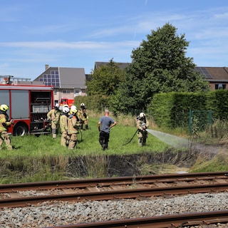 Eén goederentrein veroorzaakte vier branden: vonken langs het spoor vatten vaker dan ooit vuur