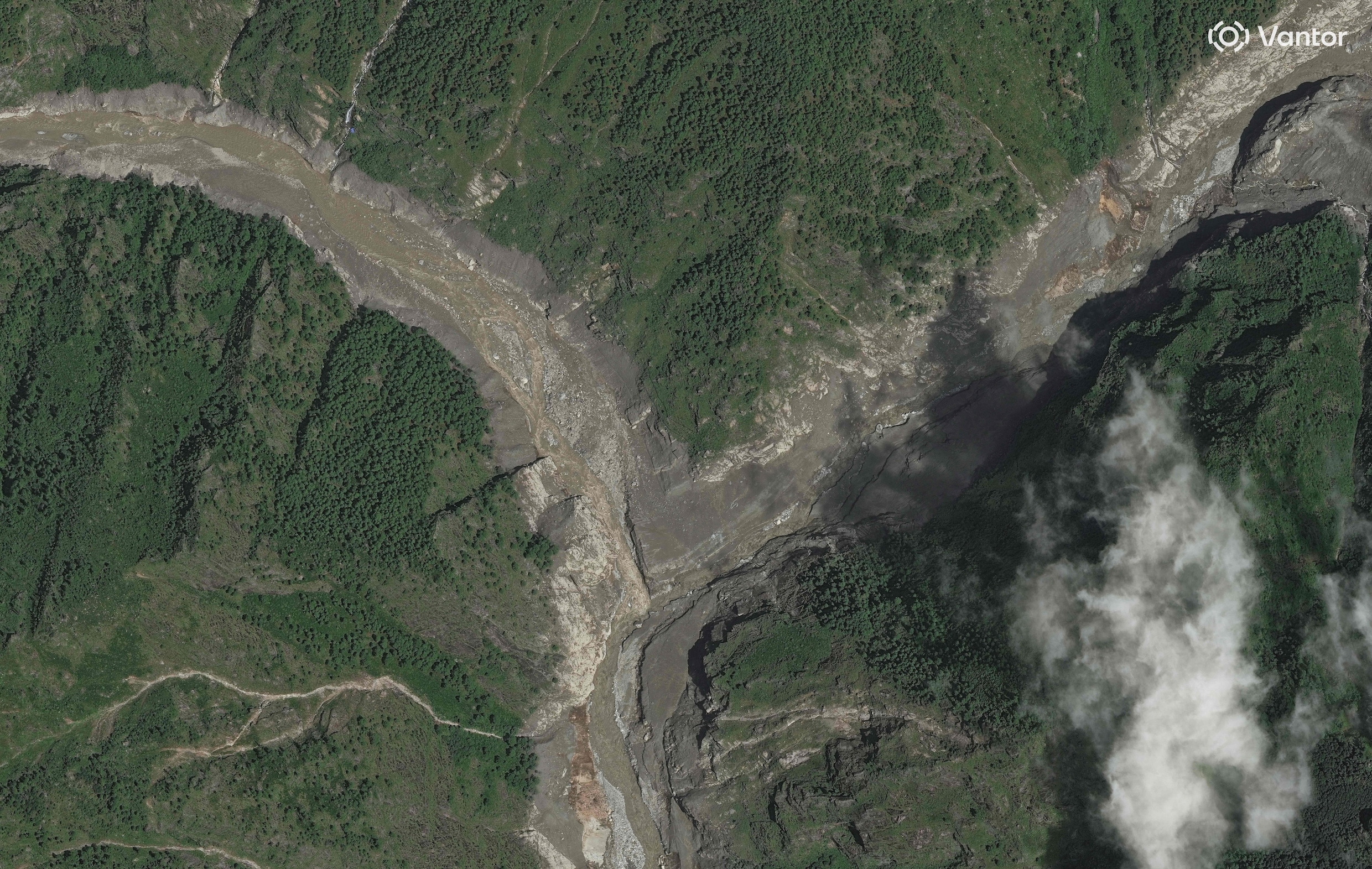 live-dam-in-meer-met-2-miljoen-kubieke-meter-water-in-tibet-gebarsten