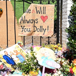 Vrijdag begraven Dolly Parton keert terug naar Billboard-hitlijst