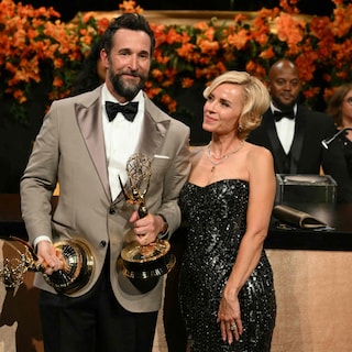 ‘The Pitt’ en ‘Widow’s Bay’ grote winnaars bij Emmy Awards, Matthew Rhys wint tweemaal beste hoofdrol