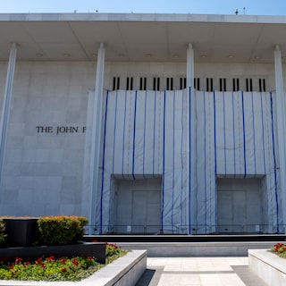 Live - Bestuur van Kennedy Center sluit cultuurinstituut om veiligheidsredenen, enkele uren nadat rechter opnieuw Trumps naam op gevel verbiedt