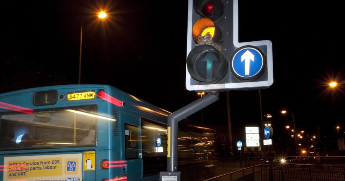 ‘Een echte heldin’: Britse senioren klimmen in stoplichten om vermeende massavernietigingswapens uit