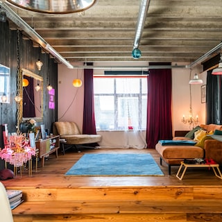 Een lap Berlijn aan zee: binnenkijken in de Oostendse loft van Tom Vermeir en Shannah Zeebroek
