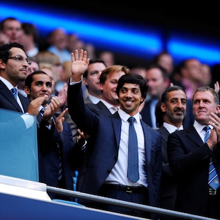 Van clubeigenaar tot bekende van celebritys en oorlogsmisdadigers. Wie is Manchester City-eigenaar sjeik Mansour?