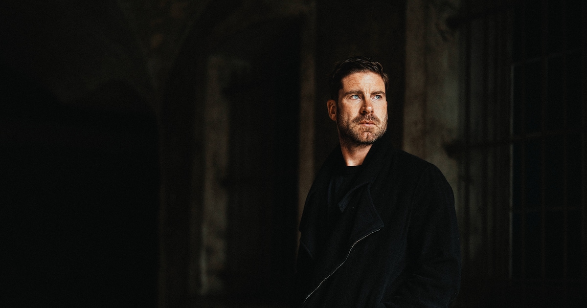 Met Kevin Janssens in het Fort van Breendonk, waar hij een reeks regisseerde: ‘De acteurs kregen het