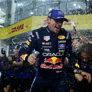 Tien maanden wachten op zijn 72ste zege: Verstappen viert feest in kletsnat Maleisië