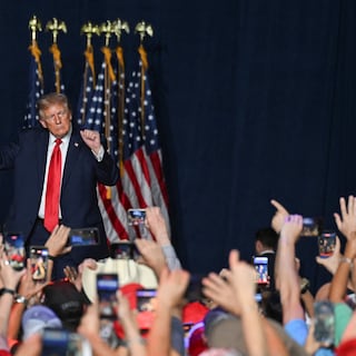Live - Demonstranten onderbreken Trump-bijeenkomst in Texas • Democratische Partij klaagt Trump aan om met belastinggeld bekostigde promotiefilmpjes