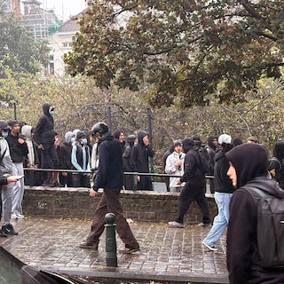 Live - Honderden in het zwart geklede jongeren verzamelen zich aan Brussel-Centraal en steken vuurwerk af • Politie fouilleert gemaskerde jongeren