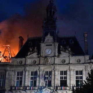 Live - Franse politie pakt 400 mensen op bij rellen en brandstichting in hele land • Toren stadhuis Limoges stort in