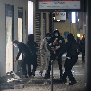 Live - Franse minister waarschuwt: zaterdag opnieuw 70.000 agenten bij Franse protesten • Franse winkeliers zetten zich schrap voor nieuw geweld