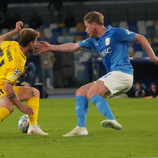 De Bruyne belangrijk met assist voor Napoli, Liverpool draait dubbele achterstand om