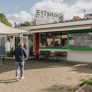 Vaste klanten treuren om einde van E17snack: ‘Waar kun je anders nog een babbeltje slaan? Hier ben je tenminste geen numero’