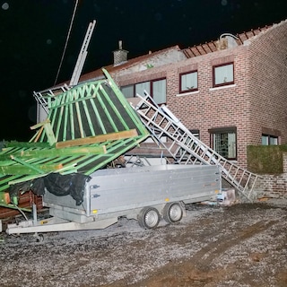 Live - Storm Austen richt over hele land schade aan: gloednieuw dak in Limburg weggewaaid en omgewaaide bomen