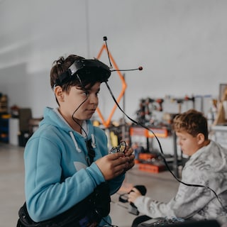 Op bezoek in de droneschool in Oekraïne: 'Kinderen die morgen volwassen zijn, moeten zichzelf kunnen verdedigen'